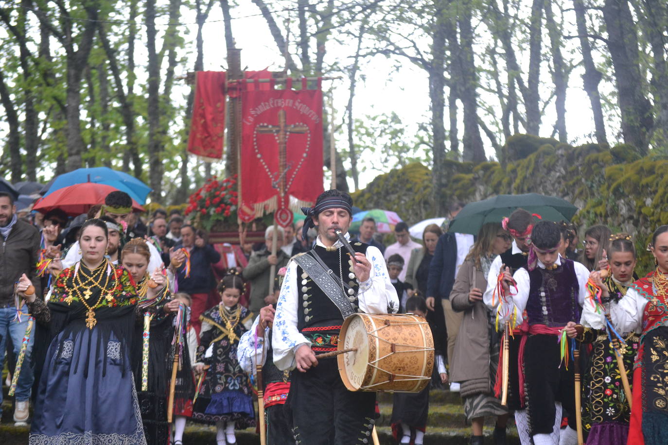 Sequeros desafía a la lluvia en una procesión cargada de mística