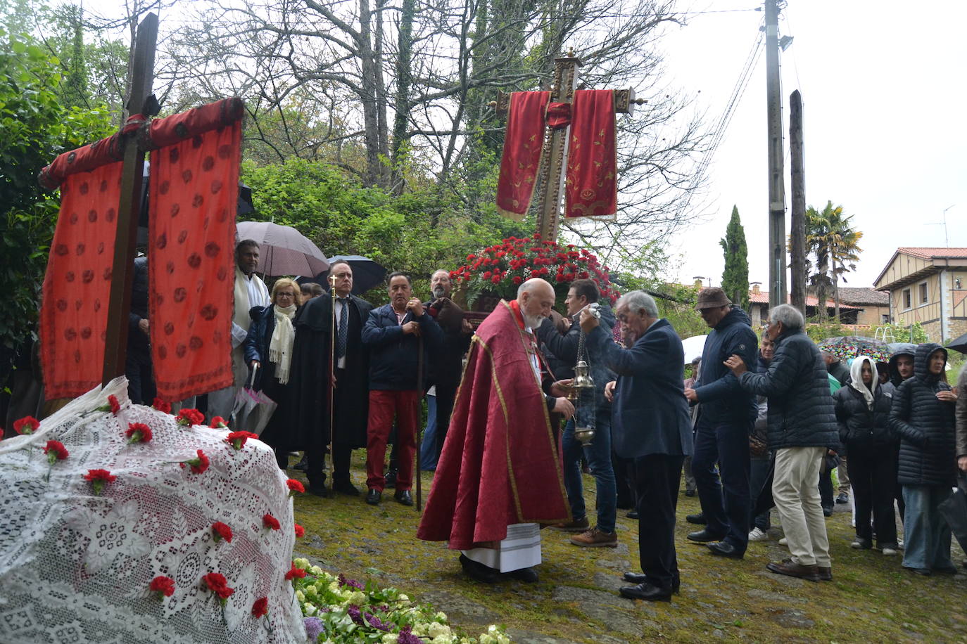 Sequeros desafía a la lluvia en una procesión cargada de mística