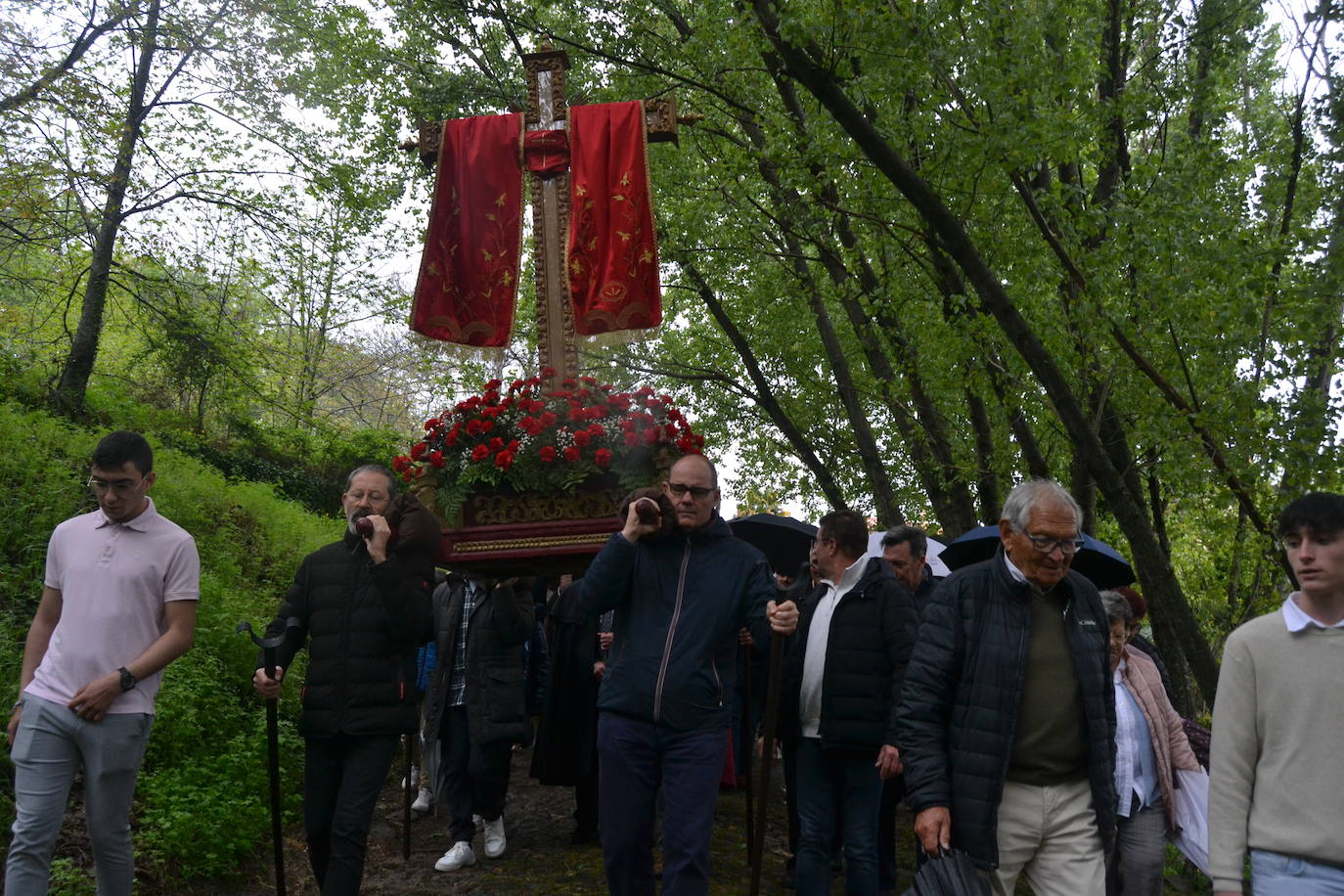 Sequeros desafía a la lluvia en una procesión cargada de mística