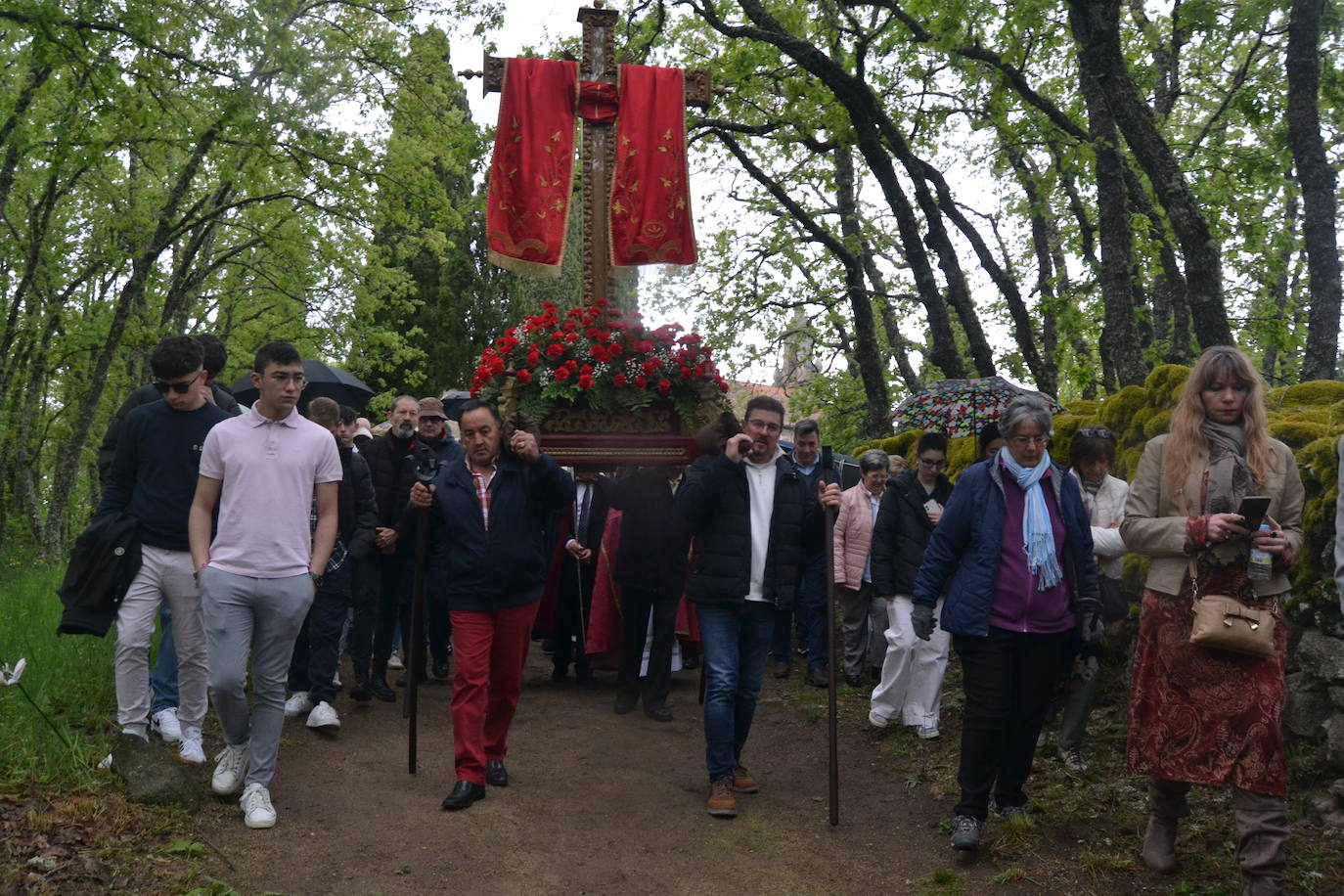 Sequeros desafía a la lluvia en una procesión cargada de mística