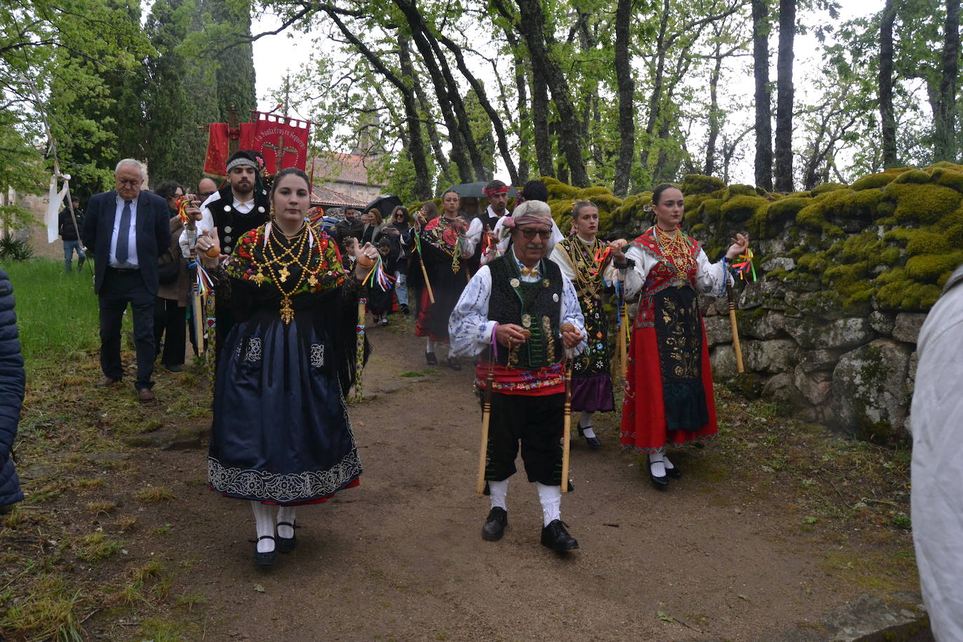Sequeros desafía a la lluvia en una procesión cargada de mística