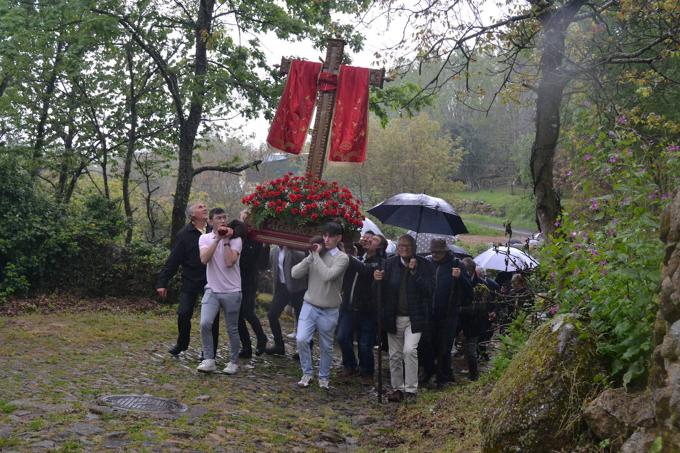 Sequeros desafía a la lluvia en una procesión cargada de mística