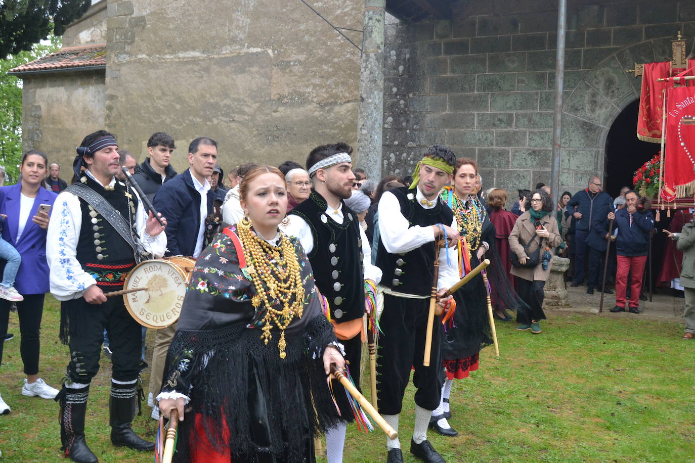 Sequeros desafía a la lluvia en una procesión cargada de mística