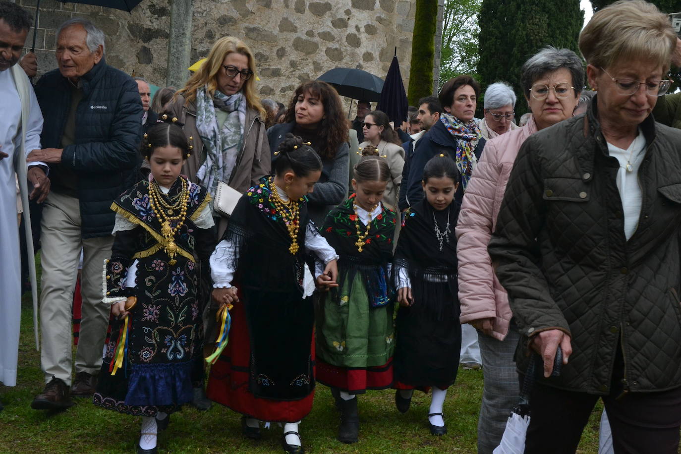 Sequeros desafía a la lluvia en una procesión cargada de mística