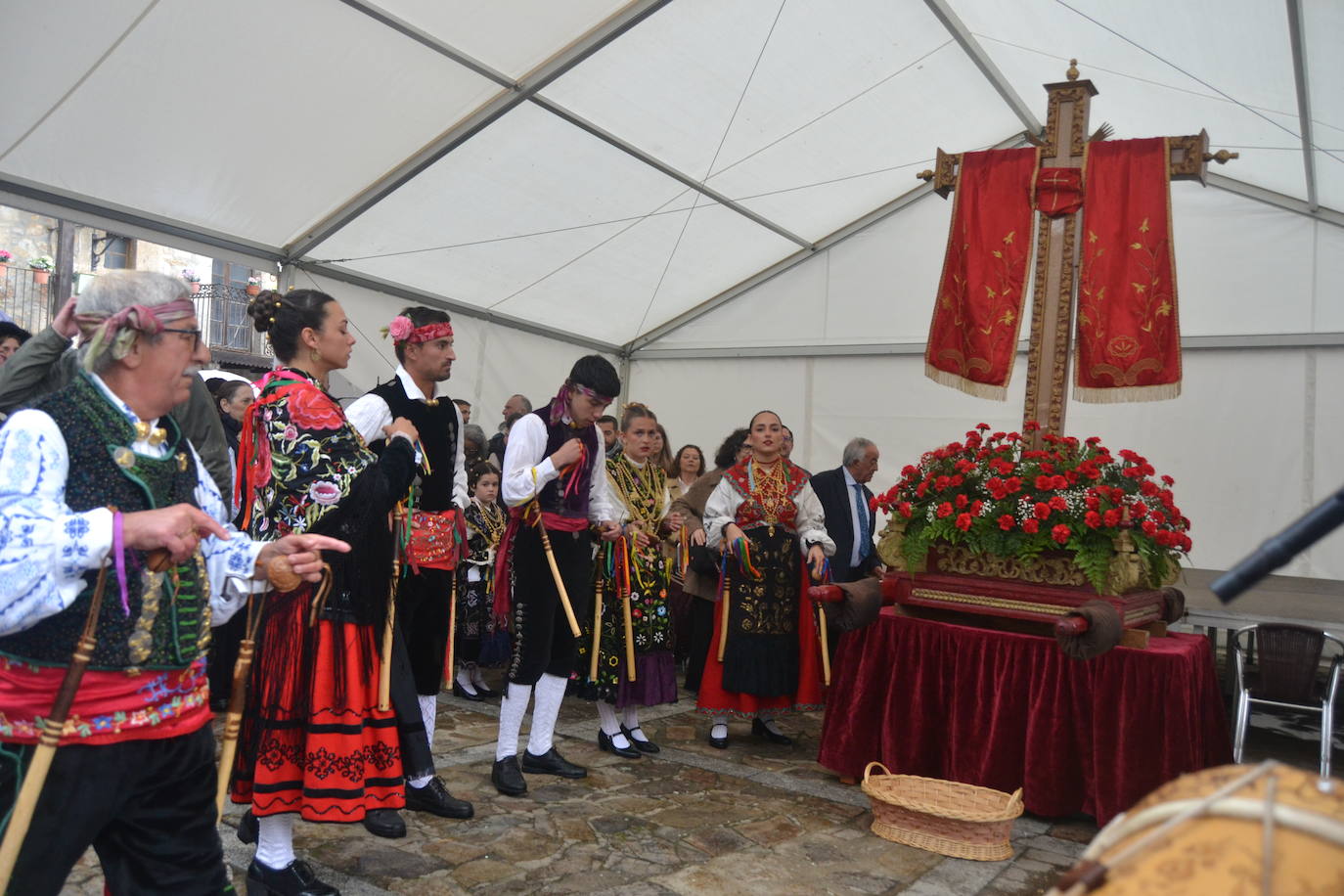 Sequeros desafía a la lluvia en una procesión cargada de mística