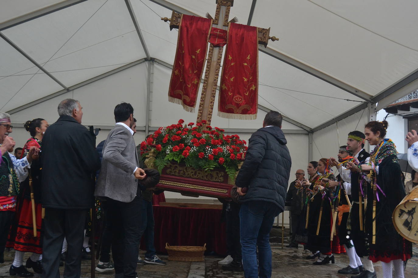 Sequeros desafía a la lluvia en una procesión cargada de mística