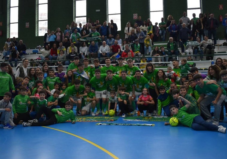 El Piensos Durán Albense celebra con su afición su pase al playoff de ascenso.