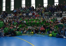 El Piensos Durán Albense celebra con su afición su pase al playoff de ascenso.