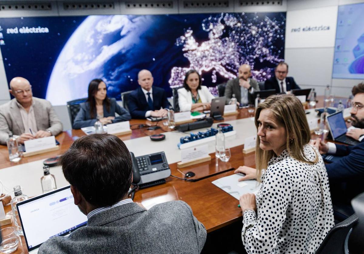 Madrid acusa al Gobierno central de ofrecer información sesgada y de culpar a empresas privadas por el apagón