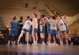 Las jugadoras y técnicos de Avenida se conjuran al final del entrenamiento, antes de partir hacia Valencia.