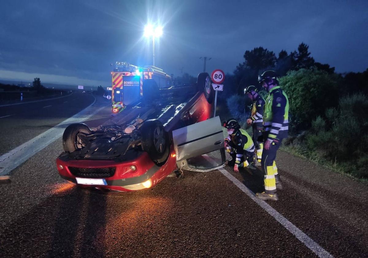 Herida una mujer tras el espectacular vuelco de un coche en Boecillo (Valladolid)