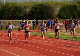 Imagen de la primera serie de los 100 metros femeninos.
