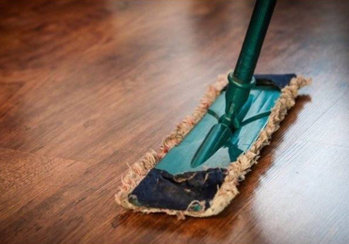 El truco casero, viral y muy económico para dejar el suelo del salón reluciente