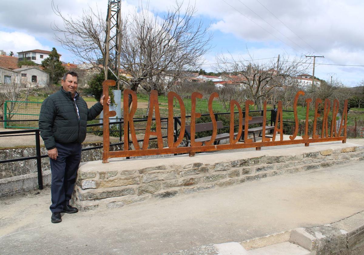 El cartel, junto al puente que comunica la zona del puente sobre el Alagón.