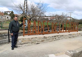 El cartel, junto al puente que comunica la zona del puente sobre el Alagón.