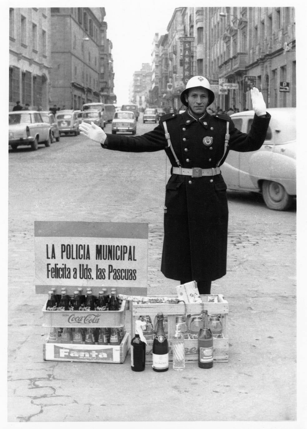 Un guardia urbano felicita las pascuas a los transeúntes en la calle Zamora en los años 60.