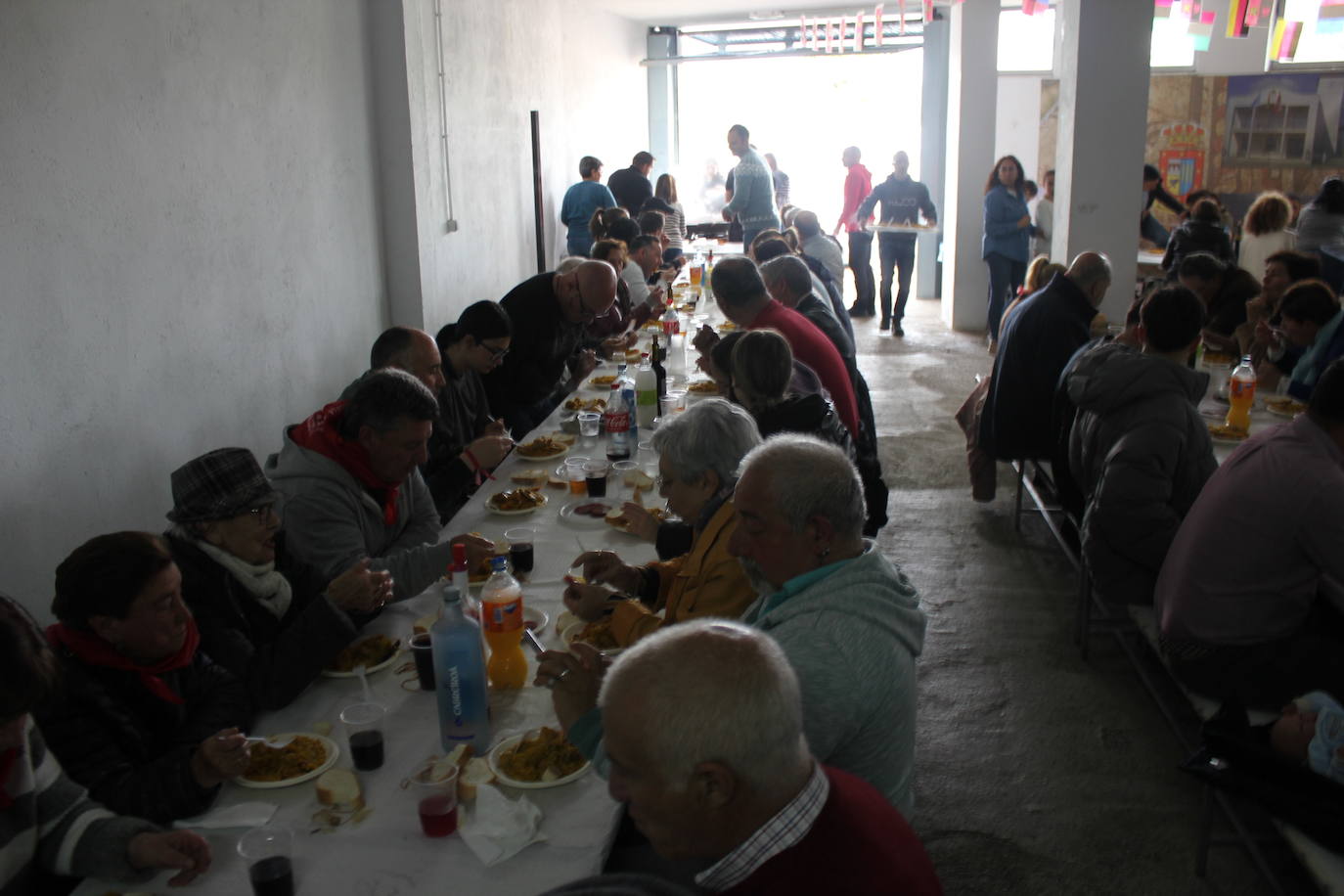 Saelices el Chico despide las fiestas de la Santa Cruz entre cohetes y sabor a paella