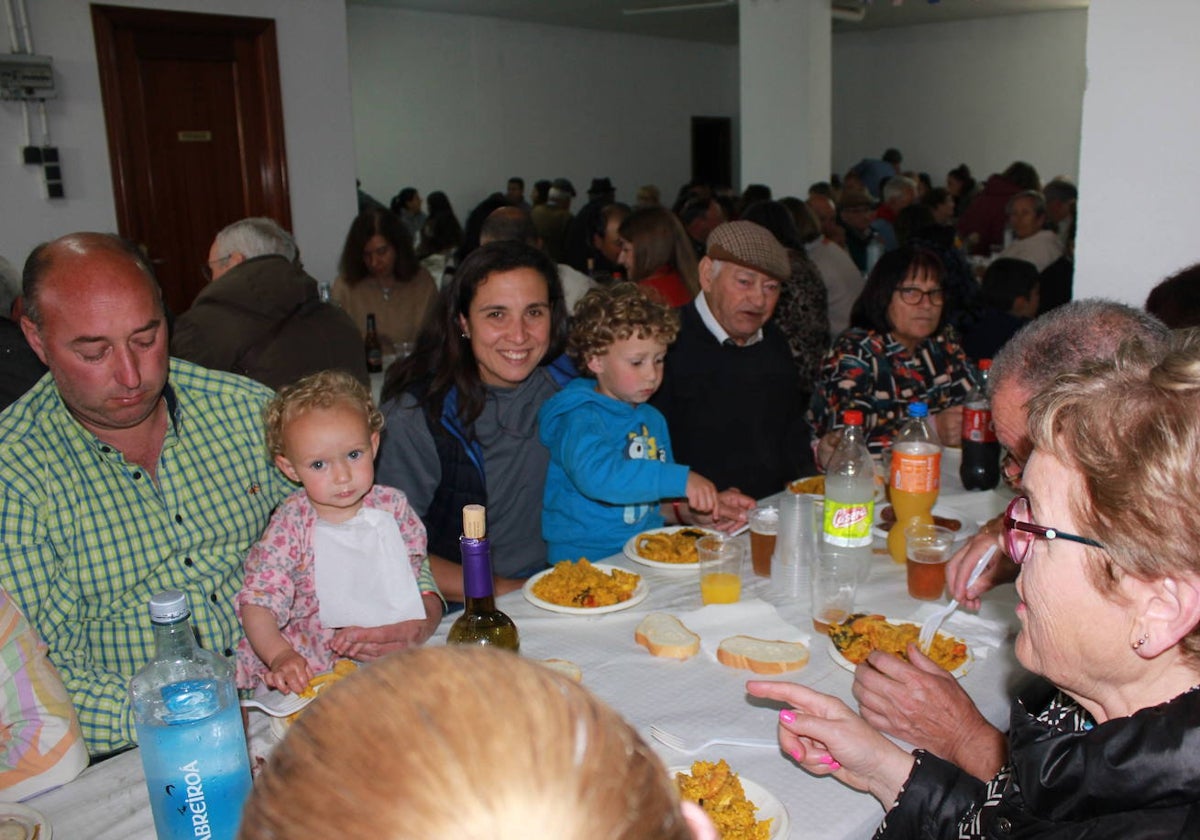 Saelices el Chico despide las fiestas de la Santa Cruz entre cohetes y sabor a paella