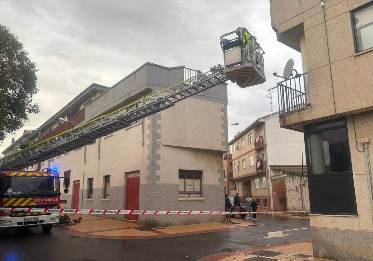 Imagen de la intervención acometida por los Bomberos de la Diputación de Salamanca en Villamayor este domingo.