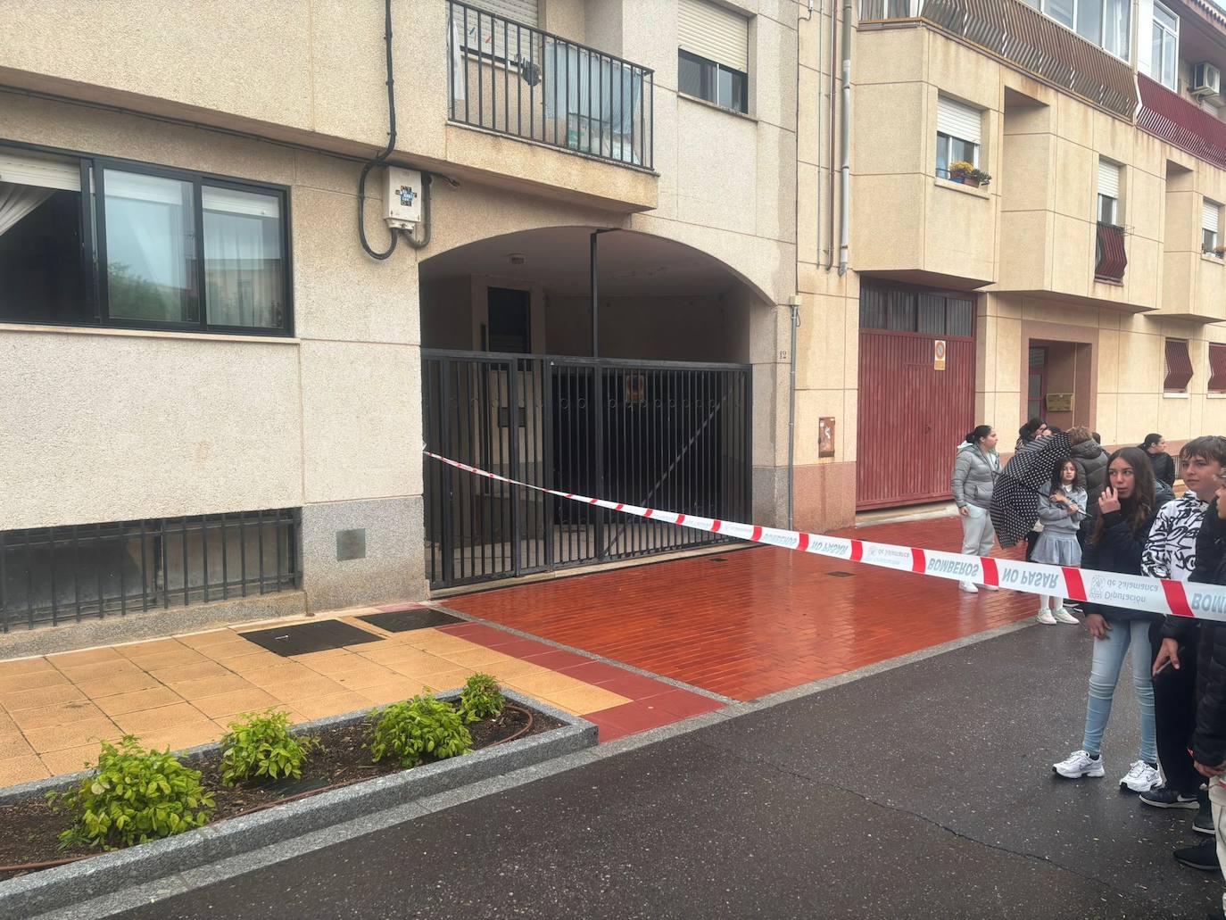 Imagen principal - Un desprendimiento en un edificio moviliza a los Bomberos de la Diputación hasta Villamayor