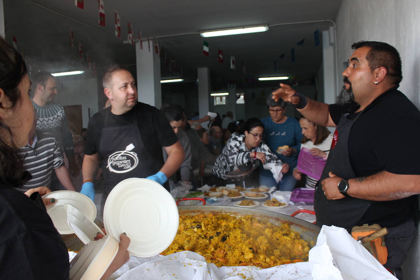 Saelices el Chico despide las fiestas de la Santa Cruz entre cohetes y sabor a paella