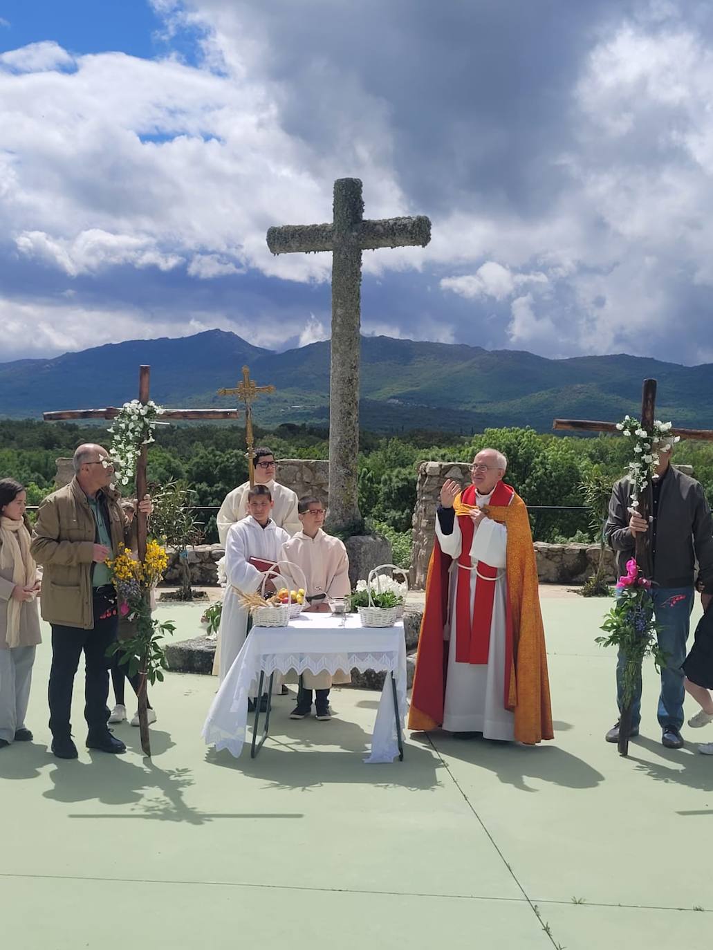 Valverde de Valdelacasa cumple con la tradición y celebra la Bendita Cruz de Mayo