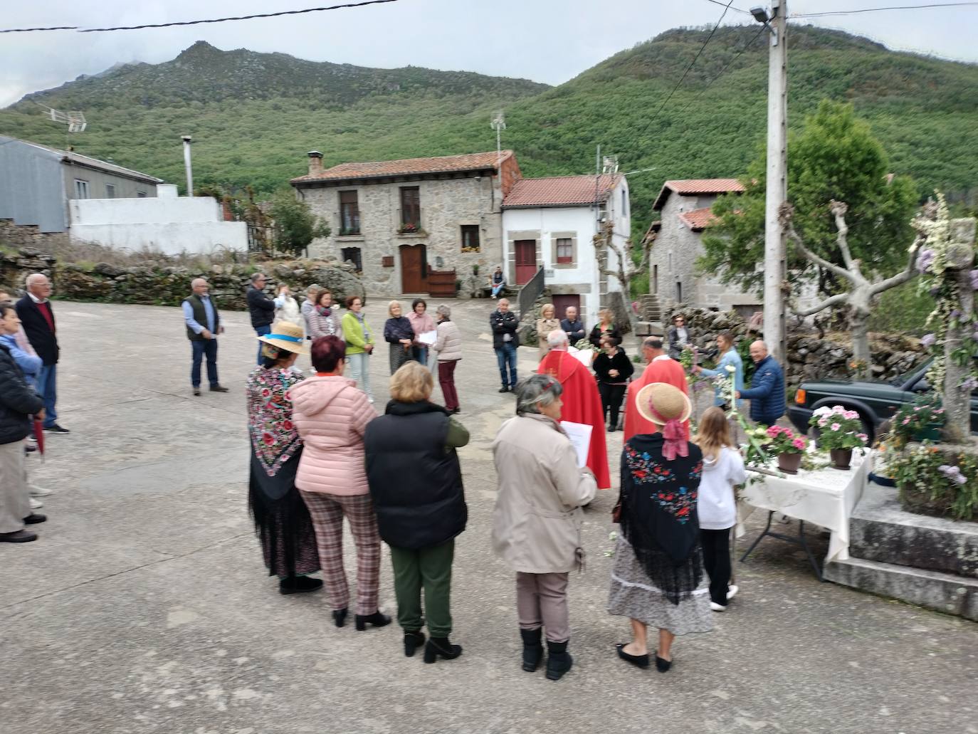 Los vecinos de Sanchotello celebran la bendición de campos
