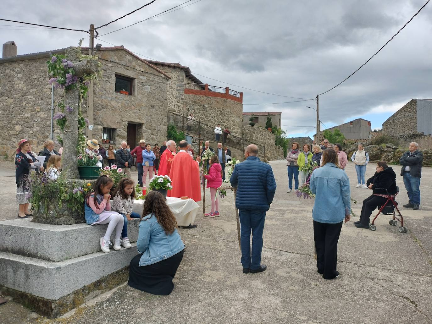 Los vecinos de Sanchotello celebran la bendición de campos