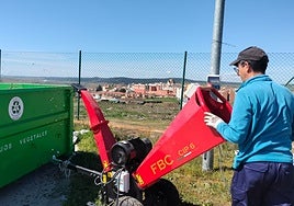 Operario con la máquina para triturar los restos vegetales.