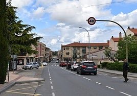 Tramo de la carretera SA-300, a su paso por el centro de Villamayor.