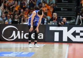 Iyana Martín se lamenta sobre el parquet de la Fonteta.