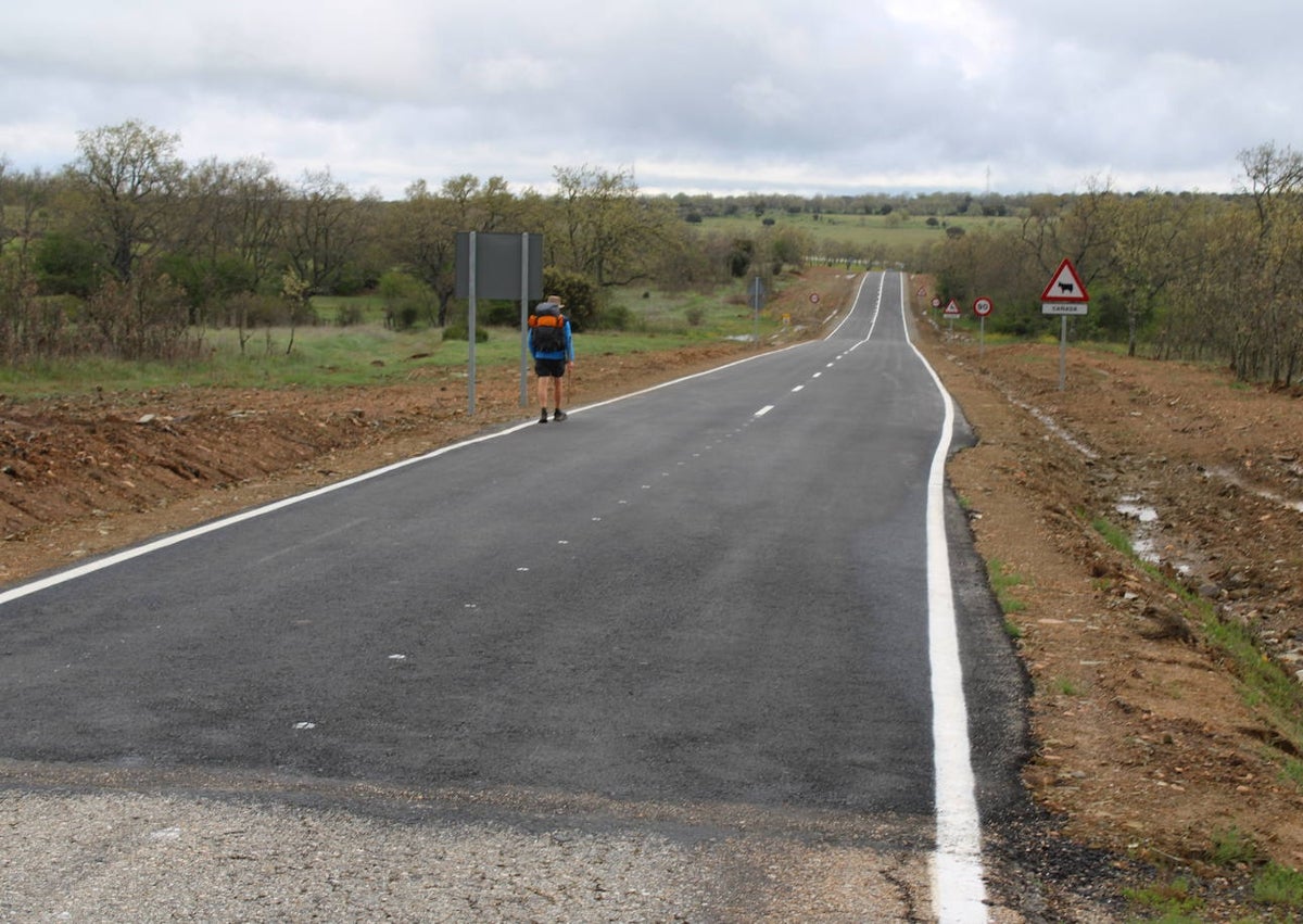 Imagen secundaria 1 - Imagen de la carretera nueva y del tramo que queda por realizar. También la visita de las autoridades a Frades.