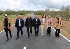 Las autoridades, durante la visita a la renovada carretera.