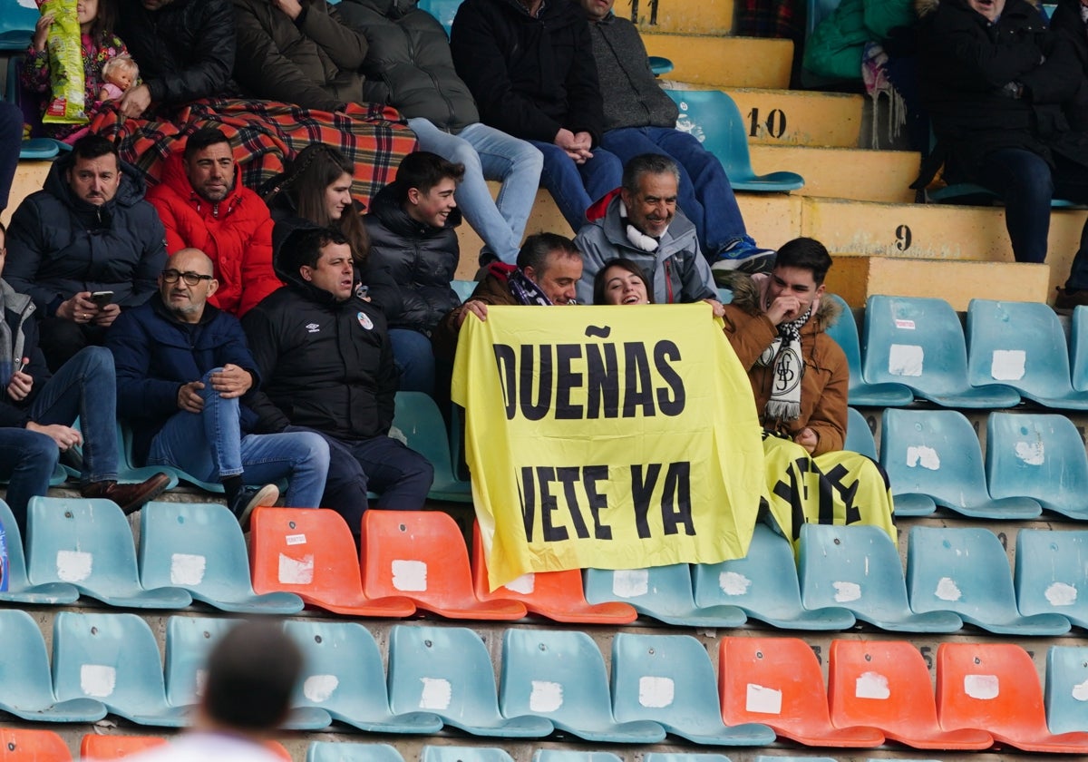 Aficionados pidiendo la marcha de Dueñas en el Helmántico.