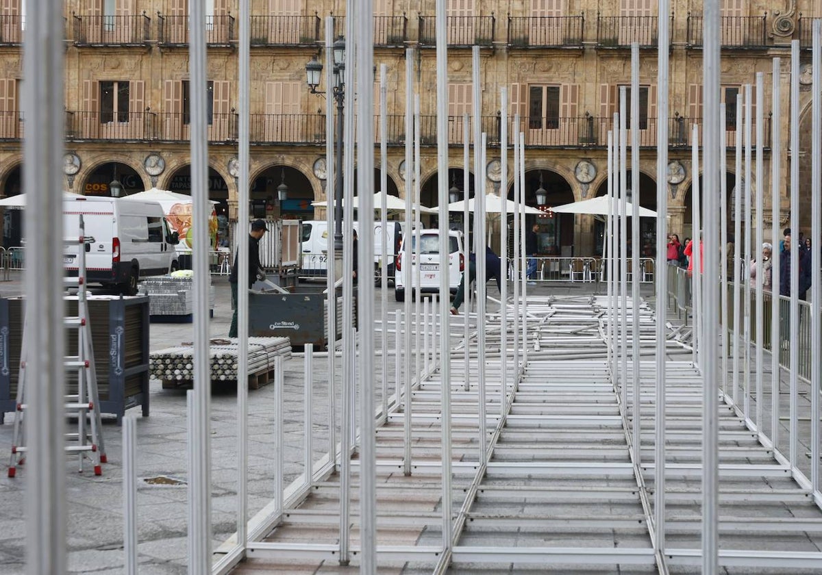 Regresan a la Plaza las polémicas casetas de la Feria del Libro
