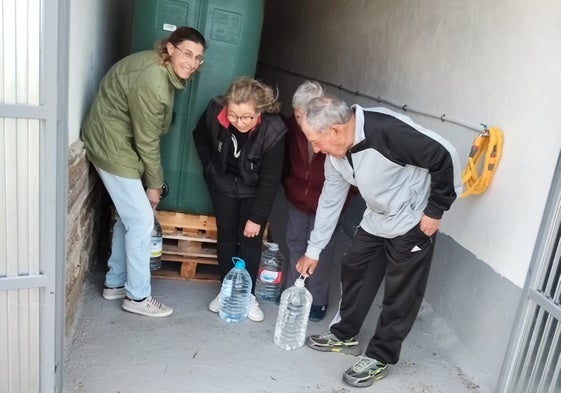 Vecinos de la localidad de Chagarcía cogiendo agua en el depósito.