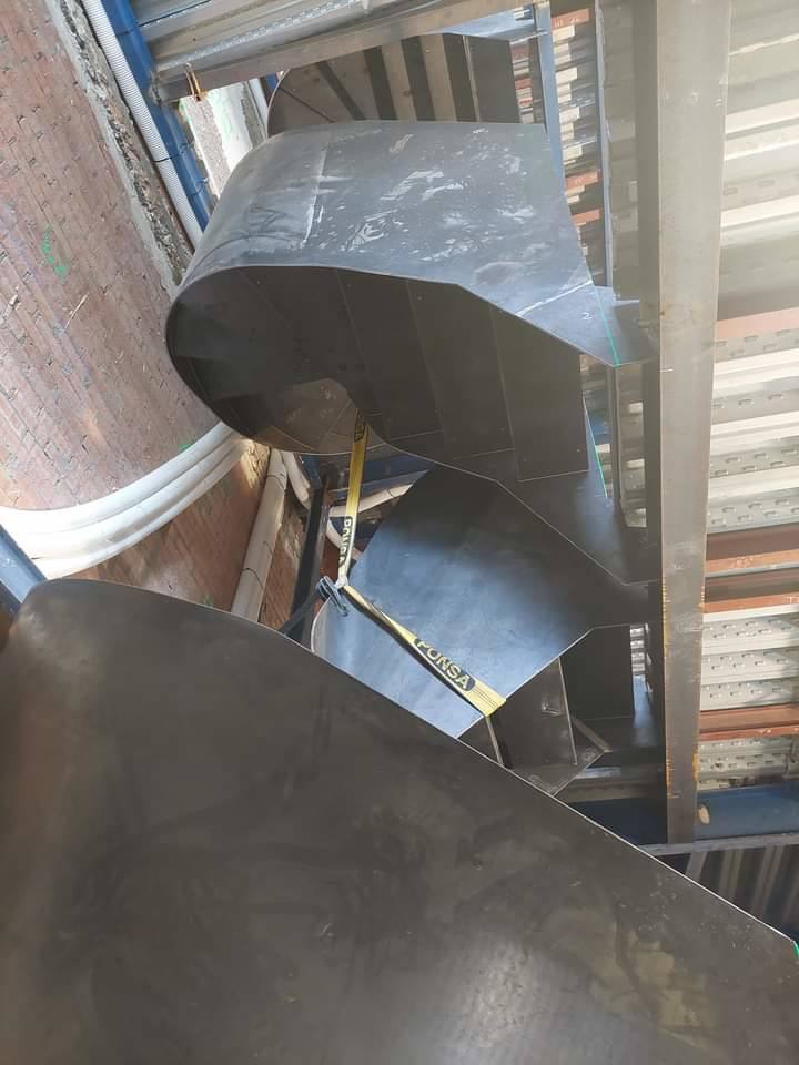 Escalera de cuatro plantas en una vivienda situada junto al Puente Romano.