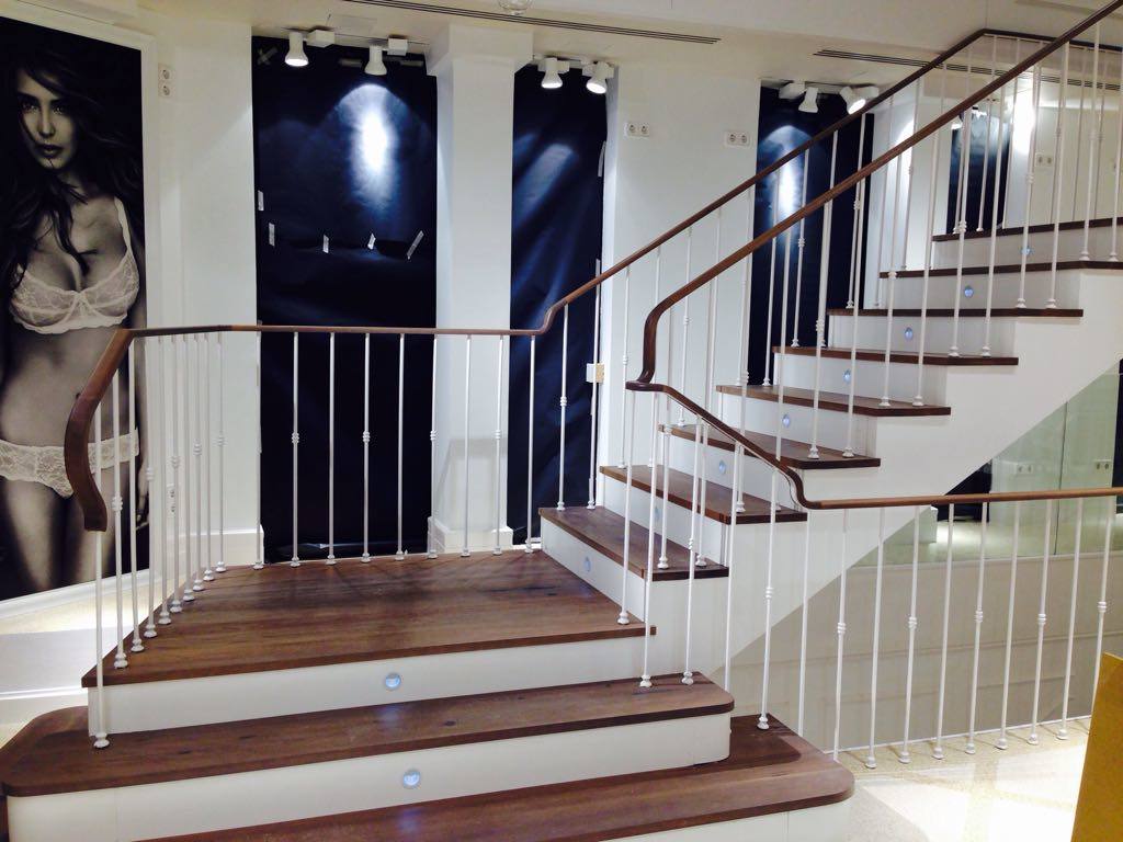 Escalera de Intimissimi en la calle Preciados de Madrid.