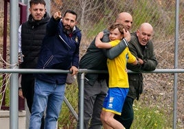 Tres generaciones del Monterrey celebran un tanto en la presente temporada. El padre abraza al hijo mientras el abuelo también celebra la diana del joven.
