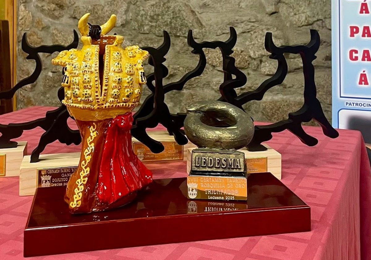 El trofeo de la Rosquilla de Oro que se pone en liza este año.