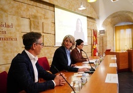 Luis Aparicio, María Hinojal y Raquel Borreguero durante la presentación de 'Clara' en la Universidad Pontificia.
