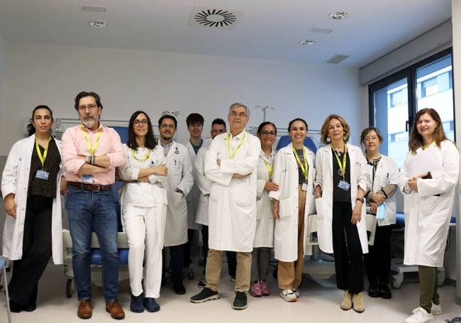 Emilio Fonseca (en el centro), jefe del Servicio de Oncología del Hospital de Salamanca, con parte de su equipo.