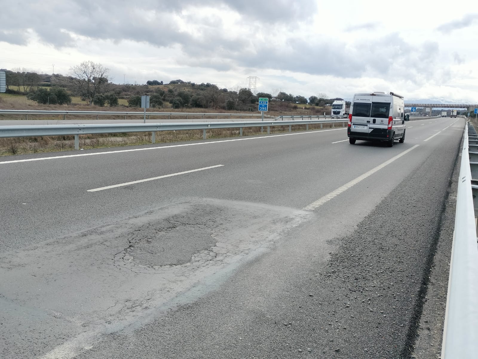 Imagen de la autovía cerca de Guijuelo con evidentes daños en el asfalto.