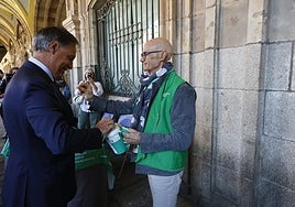 El alcalde, en una cuestación de otras ediciones.