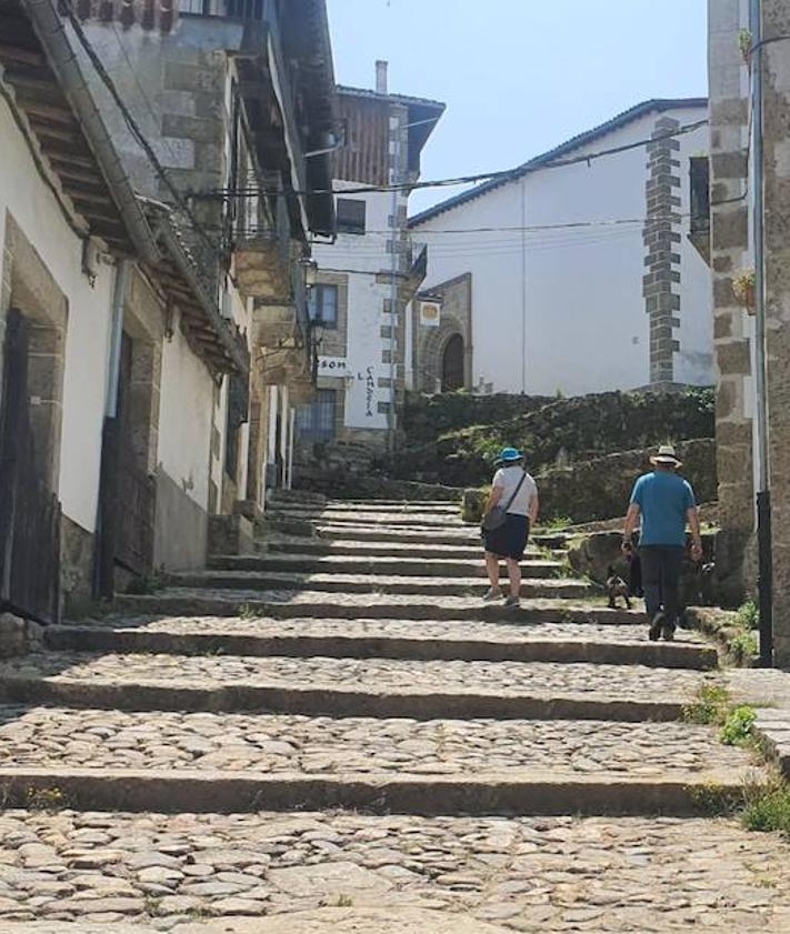 Imagen secundaria 2 - El pueblo de Salamanca con una hipnótica calle empedrada digna de postal: su foto es realmente mágica