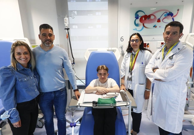 Hugo Marcos Morales, junto s sus padres y personal sanitario.