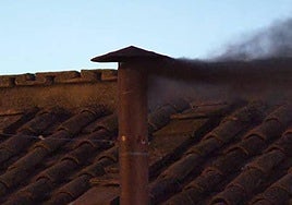 Imagen de la fumata negra saliendo por la chimenea de la Capilla Sixtina.