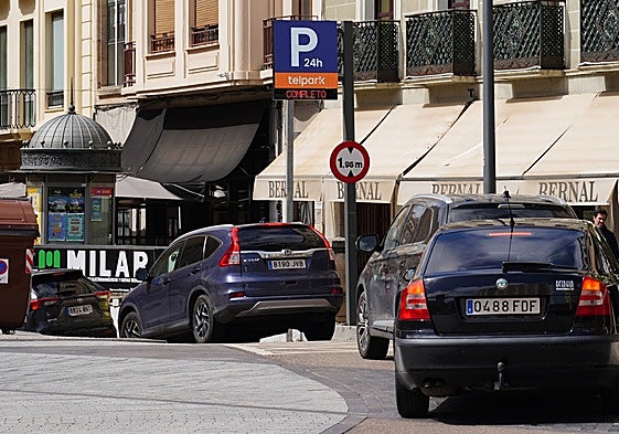 Varios vehículos acceden al parking de Santa Eulalia.
