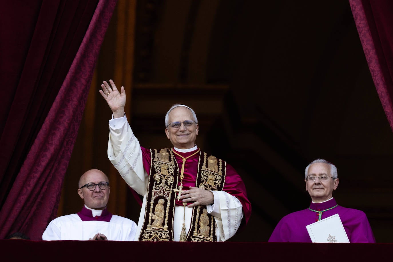 Las primeras imágenes de León XIV como papa