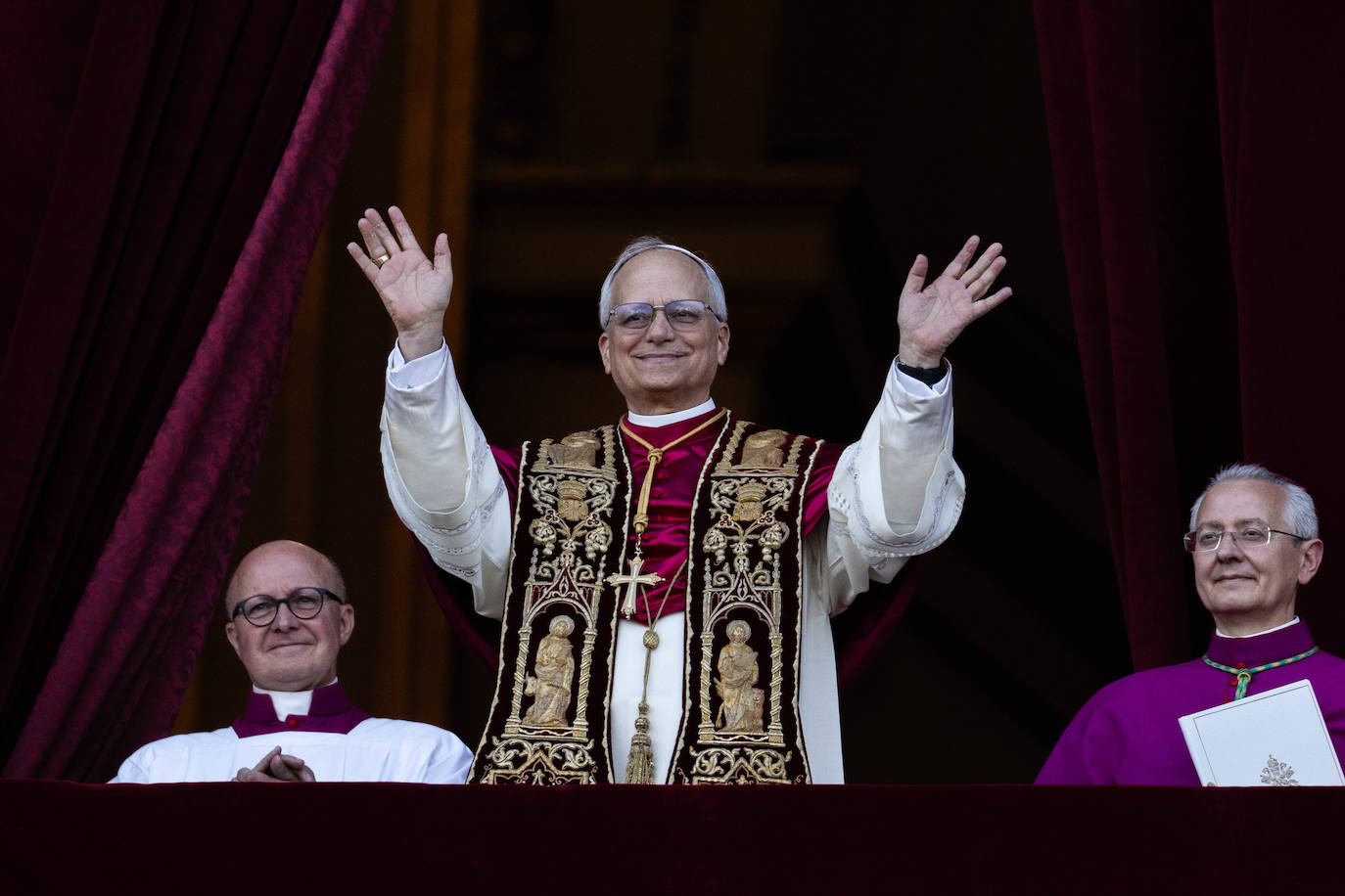 Las primeras imágenes de León XIV como papa
